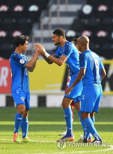 동점골의 기쁨을 나누는 비욘 존슨(가운데) [EPA=연합뉴스]
