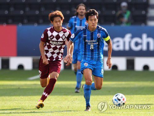고베전에서 드리불하는 울산 윤빛가람(오른쪽).[로이터=연합뉴스]
