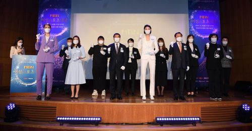 MBN 여성스포츠대상 수상자들프로배구 여자부 흥국생명 김연경(오른쪽에서 여섯 번째) 등 수상자들이 14일 서울 중구 매경미디어센터에서 열린 제9회 MBN 여성스포츠대상 시상식에서 포즈를 취하고 있다. [MBN 제공. 재배포 및 DB금지]