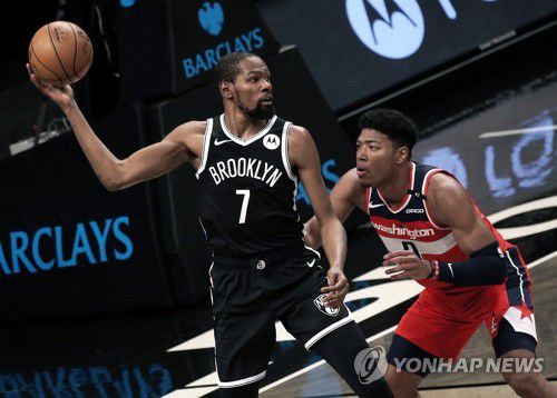 듀랜트(왼쪽)와 수비하는 일본인 선수 하치무라 루이. [EPA=연합뉴스]