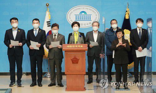 기자회견하는 민주당 법사위 위원(서울=연합뉴스) 안정원 기자 = 국회 법제사법위원회 더불어민주당 백혜련 간사를 비롯한 같은 당 위원들이 14일 오전 서울 여의도 국회 소통관에서 라임 사건 관련 기자회견을 하고 있다. 2020.12.14 jeong@yna.co.kr