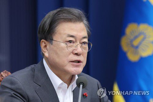 발언하는 문 대통령(서울=연합뉴스) 김주성 기자 = 문재인 대통령이 15일 오전 청와대에서 영상 국무회의를 주재하고 있다.utzza@yna.co.kr