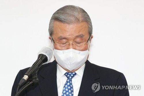 사과하는 김종인 비대위원장, 인적쇄신 약속(서울=연합뉴스) 진성철 기자 = 국민의힘 김종인 비상대책위원장이 15일 오전 서울 여의도 국회에서 전직 대통령 구속 관련 대국민사과와 함께 인적쇄신을 약속하고 있다. zjin@yna.co.kr