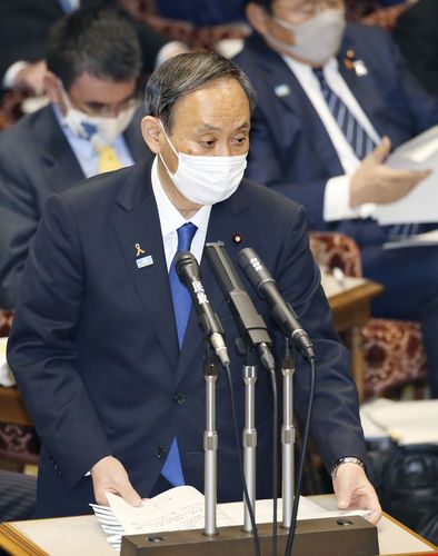 (도쿄 교도=연합뉴스) 지난달 11일 스가 요시히데(菅義偉) 일본 총리가 일본 참의원 예산위원회에서 질문에 답하고 있다. 스가 총리 앞에 놓인 답변 참고 자료에 내용을 쉽게 찾아볼 수 있도록 첨지가 줄줄이 붙어 있다.