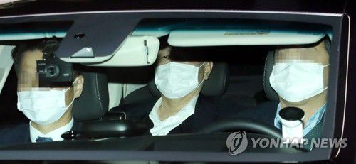 대검 나서는 윤석열 검찰총장(서울=연합뉴스) 임헌정 기자 = 법무부 검사징계위원회에서 정직 2개월 처분을 받은 윤석열 검찰총장이 16일 오후 서울 서초구 대검찰청을 나서고 있다. 2020.12.16 kane@yna.co.kr