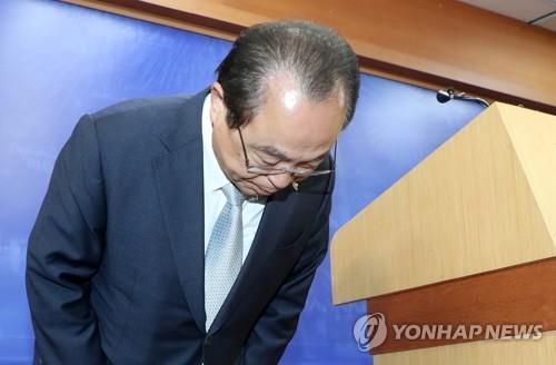 고개 숙이는 오거돈 전 부산시장[촬영 손형주] 지난 4월 23일 오전 부산시청에서 오거돈 전 부산시장 사퇴 기자회견 모습.