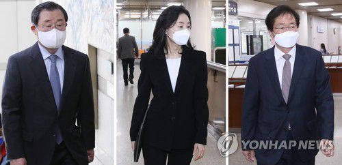 세월호특조위 활동방해 관련 공판 출석세월호 특별조사위원회 설립과 활동을 방해한 혐의로 재판에 넘겨진 이병기 전 청와대 비서실장(왼쪽부터), 조윤선 전 청와대 정무수석, 김영석 전 해양수산부 장관이 4월 2일 오후 서울 서초구 서울고등법원에서 열린 2심 공판에 출석하고 있다. [연합뉴스 자료사진]