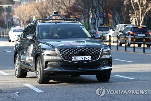 이동하는 5G 자율 주행차 'A1'(서울=연합뉴스) 윤동진 기자 = 16일 오전 서울 마포구 상암동에서 열린 '한양대-컨트롤웍스-LG유플러스' 5G 자율주차 공개 시연에서 5G 자율 주행차 'A1(에이원)'이 공영주차장으로 이동하고 있다. 2020.12.17 mon@yna.co.kr