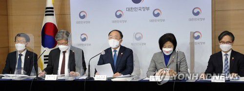 2021년 경제정책방향 합동 브리핑(서울=연합뉴스) 최재구 기자 = 홍남기 경제부총리 겸 기획재정부 장관이 17일 정부서울청사에서 열린 '2021년 경제정책방향' 합동 브리핑에서 발언하고 있다.
    왼쪽부터 은성수 금융위원장, 이재갑 고용노동부 장관, 홍남기 부총리, 박영선 중소벤처기업부 장관, 박진규 산업통상자원부 차관. 2020.12.17 jjaeck9@yna.co.kr