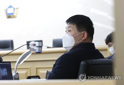 재판 기다리는 윤성여씨(서울=연합뉴스) 17일 오후 경기 수원시 영통구 수원지방법원에서 열린 이춘재 연쇄살인 8차 사건 재심 선고공판에서 윤성여 씨가 재판을 기다리고 있다. 이날 윤성여씨는 무죄를 선고받았다. [사진공동취재단] photo@yna.co.kr