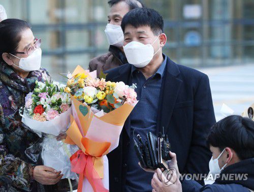 소감 말하는 윤성여 씨(수원=연합뉴스) 홍기원 기자 = 17일 오후 경기도 수원시 영통구 수원지방법원에서 열린 이춘재 연쇄살인 8차 사건 재심 선고공판에서 재심 청구인 윤성여 씨가 무죄를 선고받고 법원 청사를 나와 소감을 말하고 있다. xanadu@yna.co.kr