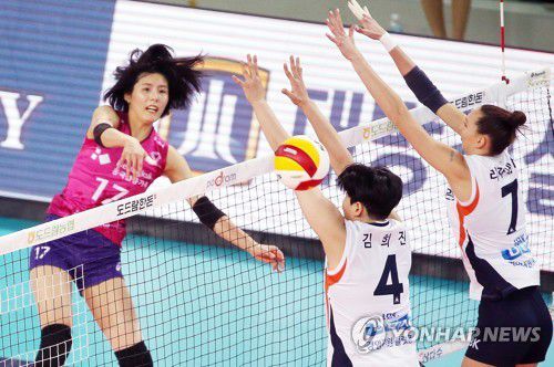 이재영 '빈틈 발견'(인천=연합뉴스) 김상연 기자 = 18일 인천 계양체육관에서 열린 여자프로배구 인천 흥국생명 핑크스파이더스와 화성 IBK 기업은행 알토스의 경기. 1세트 흥국생명 이재영이 스파이크하고 있다. 2020.12.18 goodluck@yna.co.kr