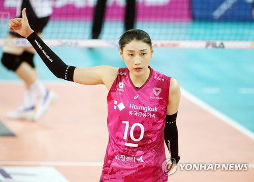 김연경 '엄지척'(인천=연합뉴스) 김상연 기자 = 18일 인천 계양체육관에서 열린 여자프로배구 인천 흥국생명 핑크스파이더스와 화성 IBK 기업은행 알토스의 경기. 3세트 흥국생명 김연경이 득점에 성공한 뒤 엄지손가락을 치켜세우고 있다. 2020.12.18 goodluck@yna.co.kr