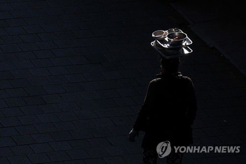 코로나19 속 삶이란(서울=연합뉴스) 홍해인 기자 = 18일 오후 서울 중구 남대문시장에서 한 음식점 종업원이 식사 배달을 하고 있다.
    소상공인연합회는 지난 17일 논평을 통해 "현재 거리두기 2.5단계로도 소상공인들은 돌이킬 수 없는 피해를 보고 있다"며 사회적 거리두기가 3단계로 격상될 경우 소상공인에게 고강도의 피해 보상을 해줄 것을 정부에 요구한 바 있다. 2020.12.18 hihong@yna.co.kr