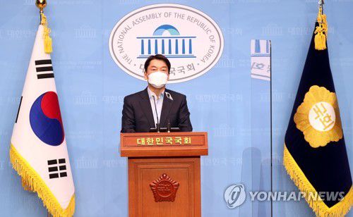 서울시장 보궐선거 출마 선언하는 안철수(서울=연합뉴스) 하사헌 기자 = 국민의당 안철수 대표가 20일 오전 서울 여의도 국회 소통관에서 기자회견을 갖고 서울시장 보궐선거 출마를 선언하고 있다. 2020.12.20 toadboy@yna.co.kr