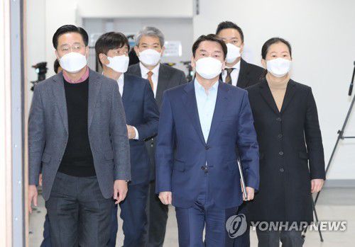 소통관 입장하는 안철수(서울=연합뉴스) 하사헌 기자 = 국민의당 안철수 대표가 20일 오전 서울시장 보궐선거 출마 선언 기자회견을 하기 위해 서울 여의도 국회 소통관에 이태규, 권은희 의원과 함께 입장하고 있다. 2020.12.20 toadboy@yna.co.kr