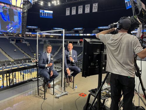 TV 중계 캐스터와 해설자 사이에 가림막이 놓인 NBA 중계팀 모습.[데이브 벤츠 소셜 미디어 사진 캡처. 재판매 및 DB 금지]