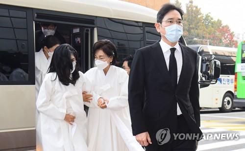 (서울=연합뉴스) 지난 10월 28일 고(故) 이건희 삼성그룹 회장의 영결식에 참석하는 홍라희 전 리움미술관장과 이재용 삼성전자 부회장, 이부진 호텔신라 사장, 이서현 삼성복지재단 이사장 등 유족들 모습. [사진공동취재단)