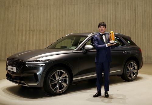 트로피를 든 제네시스 대상 수상자 김태훈.[KPGA 제공. 재판매 및 DB 금지]