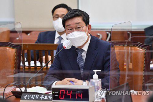 답변하는 전해철 행안부 장관 후보자(서울=연합뉴스) 안정원 기자 = 전해철 행정안전부 장관 후보자가 22일 오전 서울 여의도 국회 행정안전위원회 전체 회의에서 열린 인사청문회에서 의원 질의에 답변하고 있다. 2020.12.22 jeong@yna.co.kr