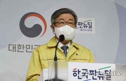 브리핑하는 이재갑 고용노동부 장관[연합뉴스 자료사진]