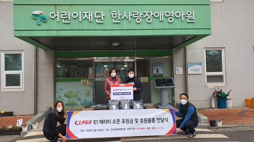 23일 한사랑장애영아원에 후원금을 전달한 이영미 KLPGA 부회장(뒷줄 오른쪽).[KLPGA 제공. 재판매 및 DB 금지]