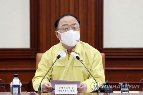 한국판 뉴딜 관계장관회의 주재하는 홍남기 부총리(서울=연합뉴스) 백승렬 기자 = 홍남기 경제부총리가 23일 정부서울청사에서 열린 제23차 비상경제 중앙대책본부 회의 겸 제7차 한국판 뉴딜 관계장관회의를 주재하고 있다. 2020.12.23 srbaek@yna.co.kr