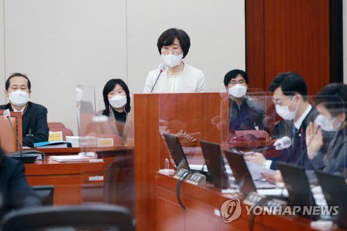 인사말하는 정영애 장관 후보자(서울=연합뉴스) 진성철 기자 = 정영애 여성가족부 장관 후보자가 24일 국회 여성가족위원회에서 열린 인사청문회에서 인사말하고 있다. zjin@yna.co.kr