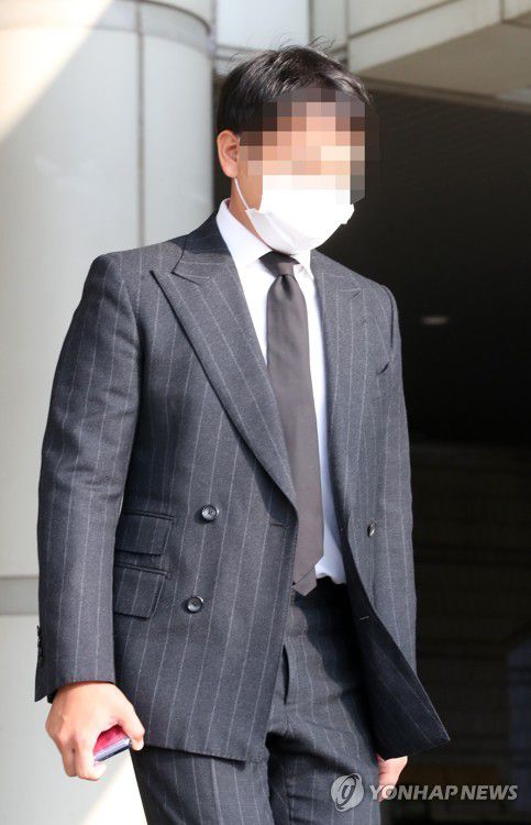 법원 나서는 유인석(서울=연합뉴스) 신준희 기자 = 빅뱅 전 멤버 승리와 함께 클럽 '버닝썬' 관련 혐의로 재판에 넘겨진 유인석 전 유리홀딩스 대표가 24일 서초동 서울중앙지법에서 열린 선고 공판을 마치고 청사를 나서고 있다.
    법원은 이날 유 전 대표에게 징역 1년 8개월에 집행유예 3년을 선고했다.  hama@yna.co.kr