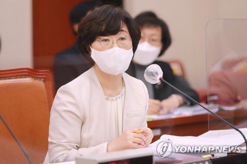 답변하는 정영애 여가부 장관 후보자(서울=연합뉴스) 진성철 기자 = 정영애 여성가족부 장관 후보자가 24일 국회 여성가족위원회에서 열린 인사청문회에서 답변하고 있다.   zjin@yna.co.kr
