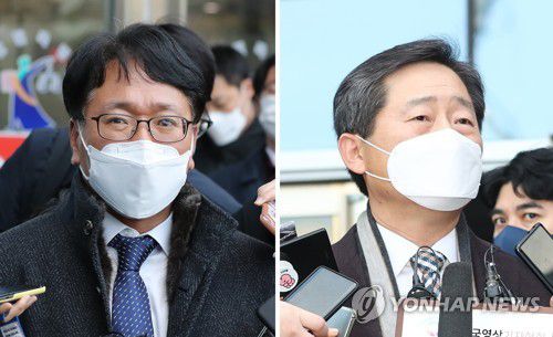 정직처분 집행정지 재판 심문 마친 변호인들(서울=연합뉴스) 김주성 류영석 기자 = 법무부 측 변호인 이옥형 변호사(왼쪽)와 윤석열 검찰총장 측 변호인 이석웅 변호사가 24일 오후 서울 서초구 서울행정법원에서 열린 윤 총장에 대한 정직 처분 집행정지 재판 2차 심문을 마친 뒤 취재진의 질문에 답하고 있다. utzza@yna.co.kr