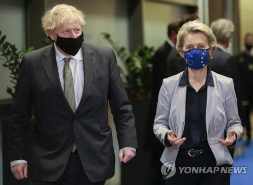 만찬 회동 앞두고 대화 나누는 EU 집행위원장ㆍ영국 총리(브뤼셀 AP=연합뉴스) 유럽연합(EU) 행정부 수반 격인 우르줄라 폰데어라이엔(오른쪽) 집행위원장이 9일(현지시간) 벨기에 브뤼셀의 EU 본부에서 보리스 존슨(왼쪽) 영국 총리와 만찬 회동에 앞서 이야기를 나누고 있다. 양측은 이날 회동에서 브렉시트(영국의 EU 탈퇴) 이후 무역 관계에 대한 협상을 오는 13일까지 마무리 짓기로 합의했다. sungok@yna.co.kr