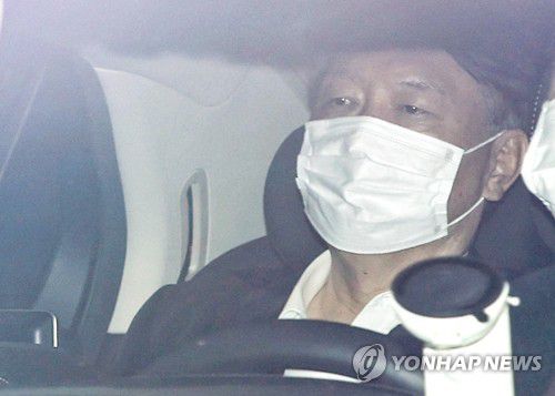 윤석열 검찰총장 업무 복귀(서울=연합뉴스) 류영석 기자 = 행정법원의 검찰총장 징계처분 효력 집행정지 신청 인용에 따라 업무에 복귀한 윤석열 검찰총장이 25일 오후 서울 서초구 대검찰청으로 출근하고 있다. ondol@yna.co.kr