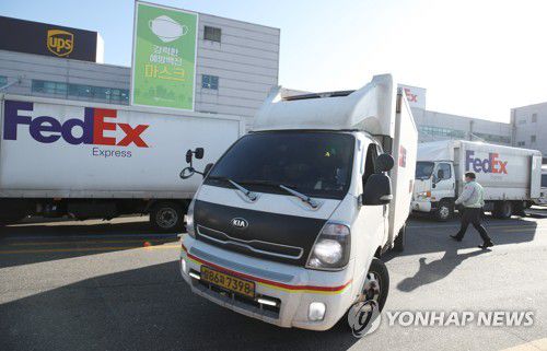 인천공항 나서는 모더나 백신 운반 차량(영종도=연합뉴스) 김도훈 기자 = 25일 오후 인천국제공항 페덱스 화물터미널에서 주한미군을 위한 미 국방부의 코로나19 백신을 실은 차량이 건물을 나서고 있다.
    이번에 배송된 백신은 모더나 제품으로 경기도 평택에 있는 미군기지 캠프 험프리스의 의료시설인 '브라이언 올굿' 병원으로 옮겨진 뒤 의료진과 지원인력 등에 먼저 접종된다. 2020.12.25 superdoo82@yna.co.kr