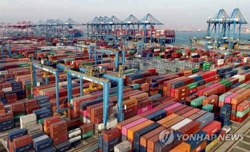 중국 산둥성 칭다오 무역항[EPA=연합뉴스 자료사진]