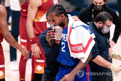 다친 곳을 치료받는 커와이 레너드[Isaiah J. Downing-USA TODAY Sports/로이터=연합뉴스]