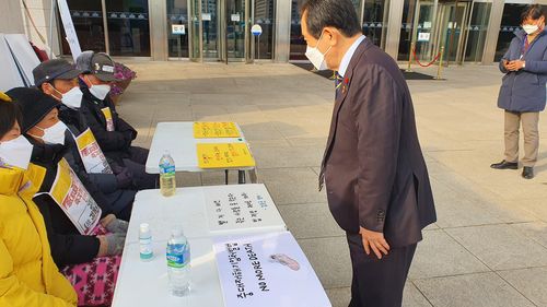 '중대재해법' 단식농성장 방문한 정세균 국무총리[촬영 정성조]