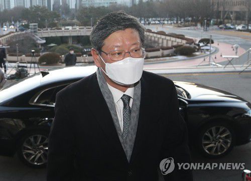 윤석열 징계 2차 심의…출근하는 이용구 차관(과천=연합뉴스) 임헌정 기자 = 윤석열 검찰총장에 대한 검사징계위원회 2차 심의가 열리는 15일 오전 정부과천청사에서 이용구 법무부 차관이 출근하고 있다. 2020.12.15 kane@yna.co.kr