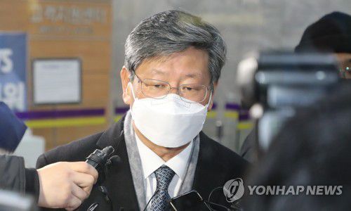 법무부 나서는 이용구 차관(과천=연합뉴스) 한상균 기자 = 16일 새벽 윤석열 검찰총장 검사징계위원회 2차 심의를 마친 이용구 법무부 차관이 청사를 나서고 있다. 
    법무부 검사징계위원회는 윤석열 검찰총장의 징계 혐의를 인정하고 정직 2개월 처분을 내렸다. 2020.12.16 xyz@yna.co.kr