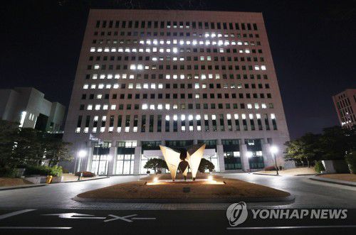 불 밝힌 대검(서울=연합뉴스) 한종찬 기자 = 윤석열 검찰총장이 추미애 법무부 장관을 상대로 낸 징계처분 집행정지 신청사건 2차 심문기일이 열린 지난 24일 저녁 서울 서초동 대검찰청 청사가 불을 밝히고 있다. [연합뉴스 자료사진]
