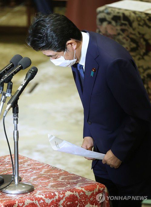 의원들 향해 고개 숙이는 아베 전 일본 총리(도쿄 로이터=연합뉴스) 아베 신조 전 일본 총리가 지난 25일 벚꽃 모임 전야제 논란과 관련해 소집된 중의원 운영위원회에 출석해 고개를 숙여 인사하고 있다. 일본 검찰은 이 건으로 고발된 아베 전 총리에 대해 전날 불기소 처분을 내렸다. jsmoon@yna.co.kr