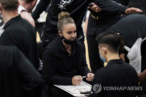 선수들에게 작전 지시하는 베키 해먼 코치[AP=연합뉴스]