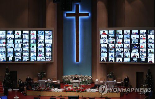 가정에서 비대면으로 성탄 축하 예배 지난 25일 서울 영등포구 여의도순복음교회 대성전에서 비대면 온라인 중계로 성탄 축하 예배가 열리고 있다. [연합뉴스 자료사진]