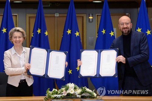 영국과의 포스트-브렉시트 합의안에 서명한 EU 지도부(브뤼셀 로이터=연합뉴스) 우르줄라 폰데어라이엔(왼쪽) 유럽연합(EU) 집행위원장과 샤를 미셸 EU 정상회의 상임의장이 30일(현지시간) 브뤼셀에서 EU와 영국 간 무역협정을 포함한 미래관계 합의안을 토대로 한 협정문을 들어 보이고 있다. leekm@yna.co.kr