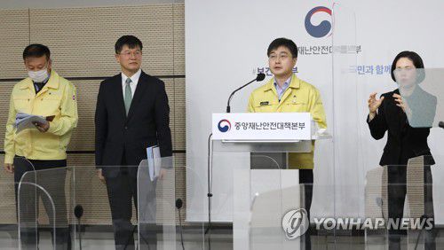 질문에 답변하는 윤태호 방역총괄반장(세종=연합뉴스) 김주형 기자 = 윤태호 중앙사고수습본부 방역총괄반장(오른쪽 두번째)이 31일 오전 세종시 정부세종청사에서 열린 신종 코로나바이러스 감염증(코로나19) 대응 및 2021년 의사 국시 시행방안 브리핑에서 취재진의 질문에 답변하고 있다. kjhpress@yna.co.kr