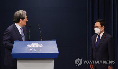 떠나는 노영민, 들어오는 유영민(서울=연합뉴스) 이진욱 기자 = 노영민 대통령 비서실장(왼쪽)이 31일 오후 청와대 춘추관 대브리핑룸에서 신임 비서실장인 유영민 전 과학기술정보통신부 장관을 소개하고 있다. 2020.12.31 cityboy@yna.co.kr