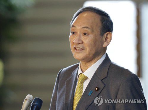 기자회견 하는 스가 일본 총리(도쿄 교도=연합뉴스) 스가 요시히데 일본 총리가 지난 28일 도쿄의 총리관저에서 신종 코로나바이러스 감염증(코로나19) 대책에 관해 기자회견을 하고 있다.  sungok@yna.co.kr