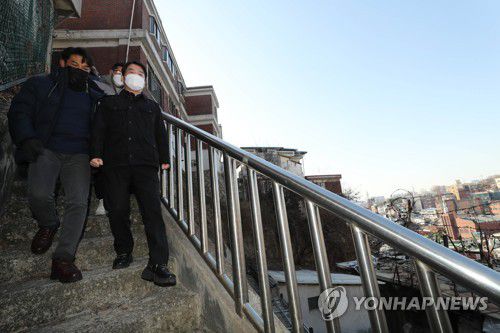 창신동 도시재생 구역 찾은 안철수(서울=연합뉴스) 하사헌 기자 = 신축년 새해 첫날인 1일 '서울시민 주거안정'을 위한 현장 점검에 나선 국민의당 안철수 대표가 서울 창신동 도시재생구역을 둘러보고 있다. 2021.1.1 toadboy@yna.co.kr