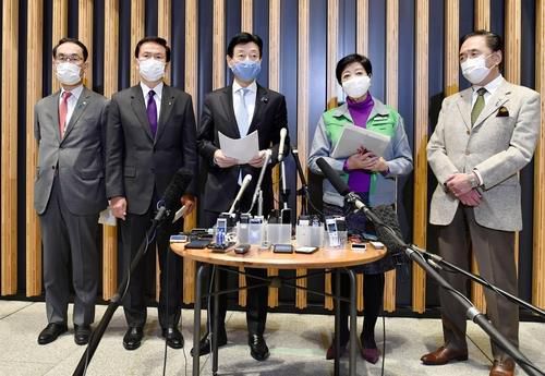 (도쿄 교도=연합뉴스) 고이케 유리코(小池百合子, 왼쪽에서 4번째) 일본 도쿄도(東京都) 지사 등 수도권 4개 광역자치단체장이 2일 오후 니시무라 야스토시(西村康稔, 왼쪽에서 세 번째) 일본 경제 재생 담당상에게 신종 코로나바이러스 감염증(코로나19) 긴급사태 발령을 검토해달라고 요청한 뒤 도쿄에서 기자들의 취재에 응하고 있다.