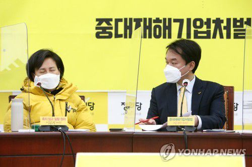 단식으로 지친 강은미 원내대표 바라보는 김종철 대표정의당 김종철 대표(오른쪽)가 지난해 12월 21일 국회에서 열린 대표단 회의에서 중대재해기업처벌법 제정을 촉구하며 11일째 계속된 단식농성으로 지쳐 있는 강은미 원내대표를 바라보고 있다. [연합뉴스 자료사진]